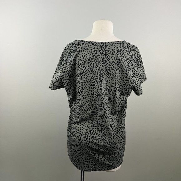NWT VINCE CAMUTO Grey Green Crew Neck Animal Print Scoop‎ Neck Tee (L) - Picture 4 of 8